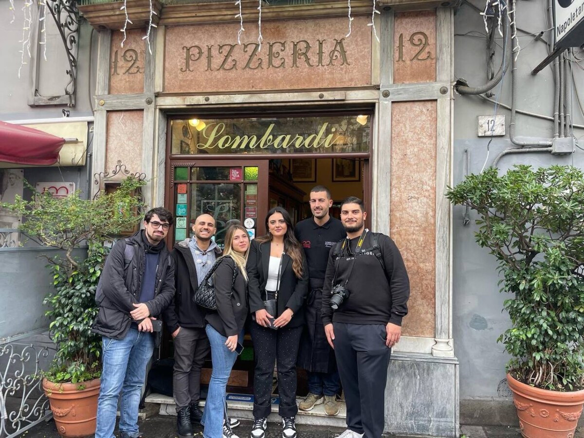 Studenti di Digital4Food 5.0 davanti alla pizzeria Lombardi 