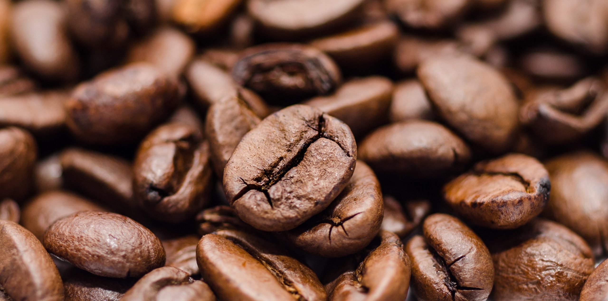 Se è vero lo stereotipo “Pizza, spaghetti e mandolino” che caratterizza ogni italiano all’estero, è pur vero che in tale luogo comune manca un elemento imprescindibile: Il Caffè, e nello specifico il caffè espresso. Esso rappresenta di sicuro la bevanda di maggior consumo in italia, infatti ogni anno la spesa in caffè sfiora i 260€ pro-capite. Bere caffè travalica la tradizione, rivestendo un vero e proprio rituale che accompagna gli italiani giorno dopo giorno sia nella vita reale che nel mondo virtuale.