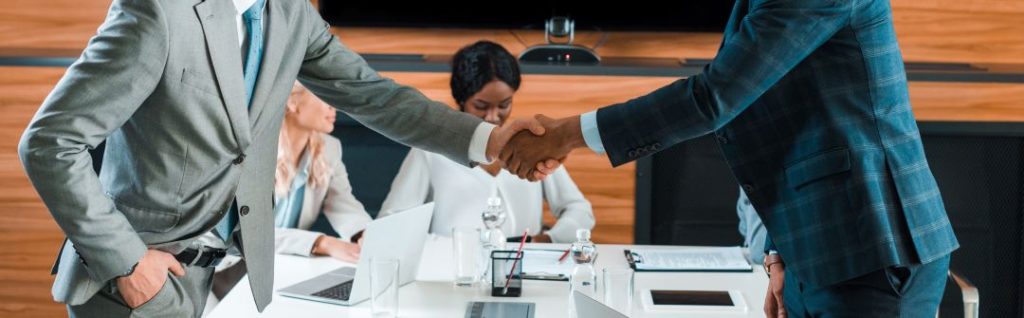 cropped view of two businessmen shaking hands near 2024 11 18 04 22 18 utc Politiche alimentari: idee per un’agenda italiana, europea, globale